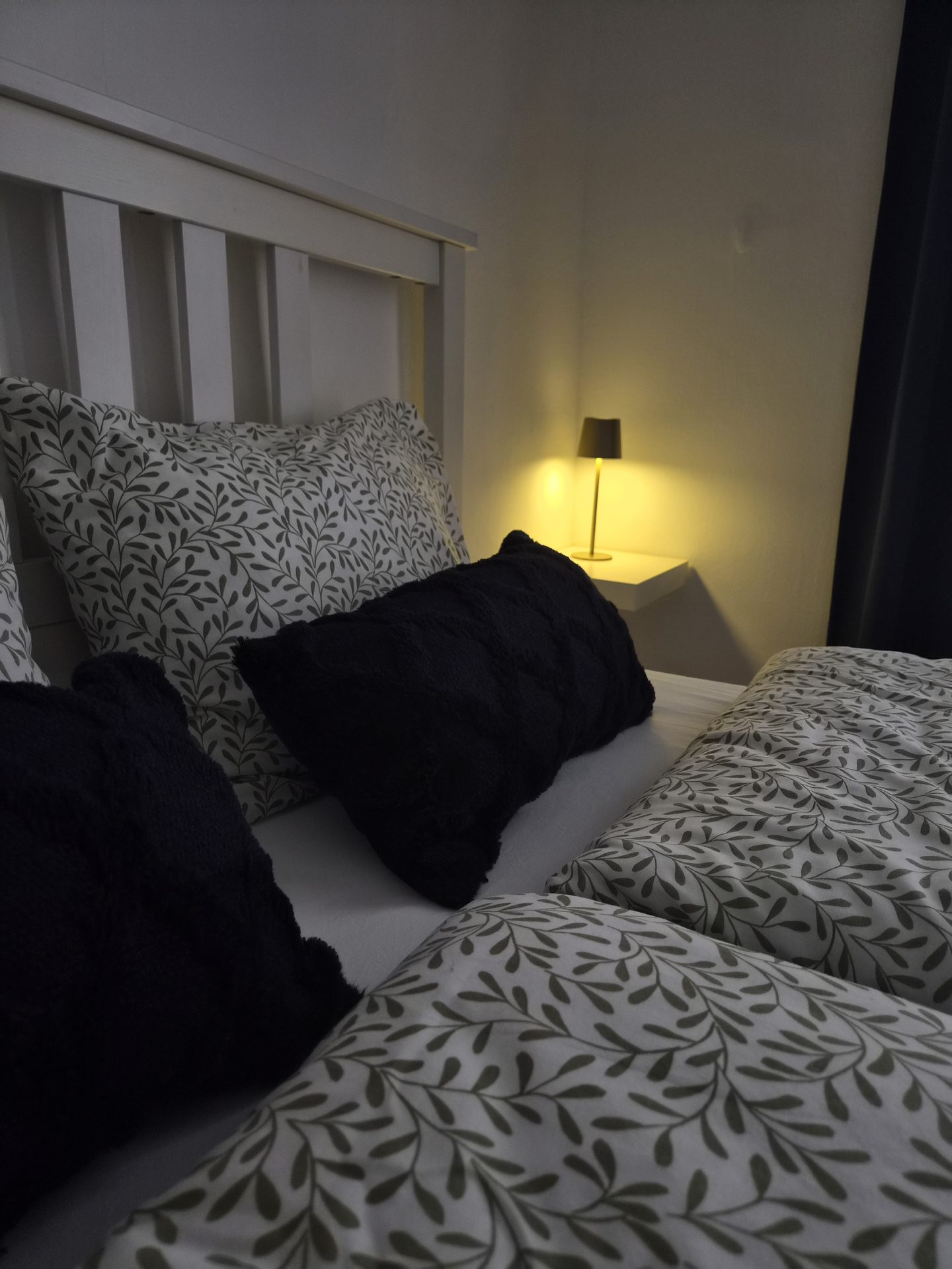 Styled bedding in Magnolia Suite 02