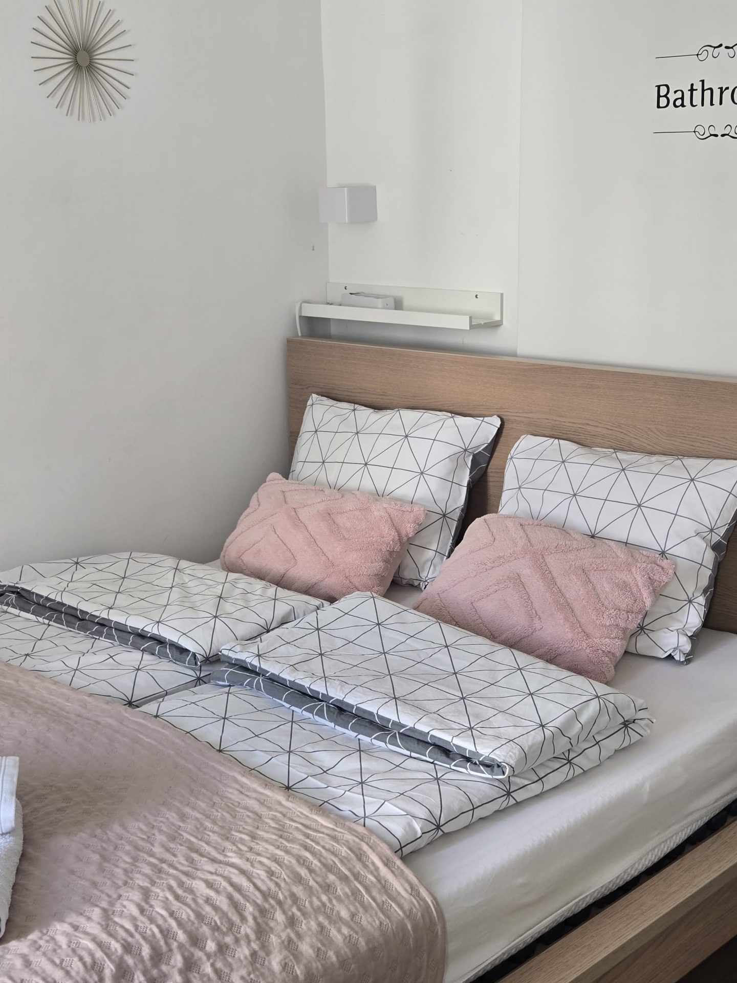 Styled bedding in Magnolia Suite 01